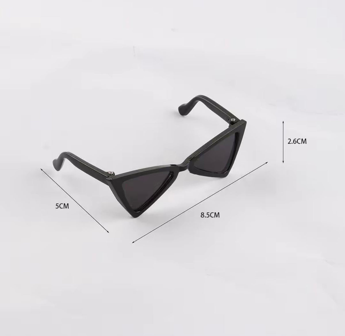 Pet cat-eye sunglasses dimensions: 8.5 cm wide, 5 cm temple length, 2.6 cm lens height