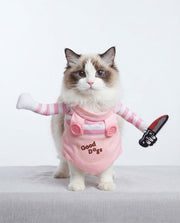 Gato a usar um disfarce de boneca assassina rosa